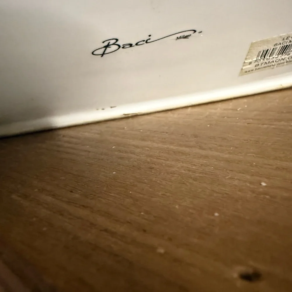 Baci vibrant decorative